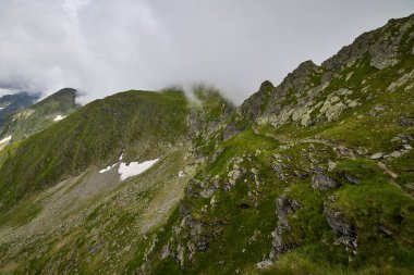 Romanya 'daki Fagarasi dağlarıyla bir yaz günü manzara.
