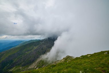 Romanya 'daki Fagarasi dağlarıyla bir yaz günü manzara.