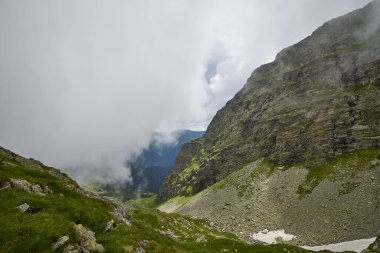 Romanya 'daki Fagarasi dağlarıyla bir yaz günü manzara.