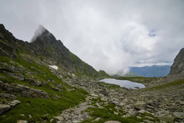 Romanya 'nın Fagaras Dağlarından Caltun Buzul Gölü Manzarası