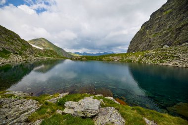 Romanya 'nın Fagaras Dağlarından Caltun Buzul Gölü Manzarası