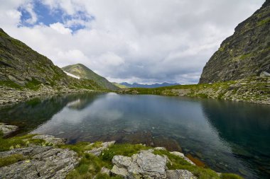 Romanya 'nın Fagaras Dağlarından Caltun Buzul Gölü Manzarası