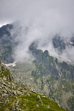 Romanya 'daki Fagarasi dağlarıyla bir yaz günü manzara.