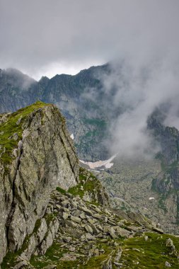 Romanya 'daki Fagarasi dağlarıyla bir yaz günü manzara.