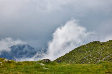 Romanya 'daki Fagarasi dağlarıyla bir yaz günü manzara.