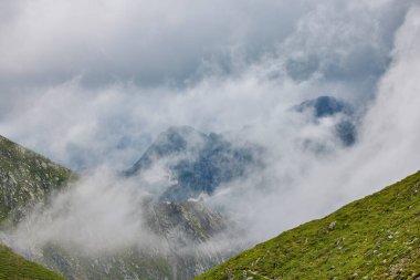Romanya 'daki Fagarasi dağlarıyla bir yaz günü manzara.