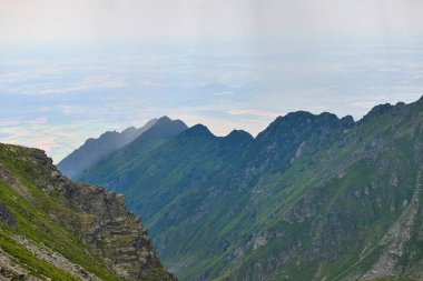 Romanya 'daki Fagarasi dağlarıyla bir yaz günü manzara.