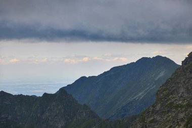 Romanya 'daki Fagarasi dağlarıyla bir yaz günü manzara.