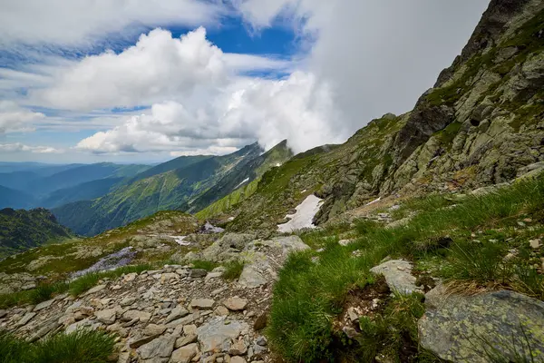 Romanya 'daki Fagarasi dağlarıyla bir yaz günü manzara.