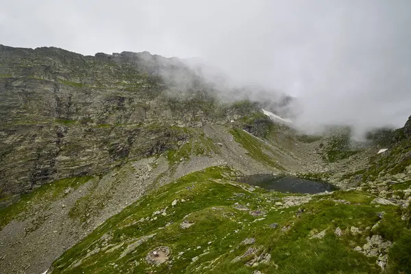 Romanya 'nın Fagaras Dağlarından Caltun Buzul Gölü Manzarası