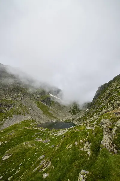 Romanya 'nın Fagaras Dağlarından Caltun Buzul Gölü Manzarası