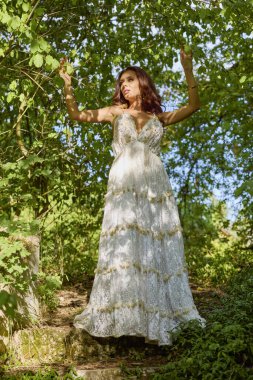 Merdivenlerde beyaz elbiseli güzel bir kadının portresi, sanatsal fotoğraf..