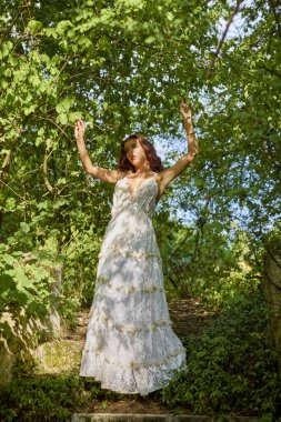 Merdivenlerde beyaz elbiseli güzel bir kadının portresi, sanatsal fotoğraf..