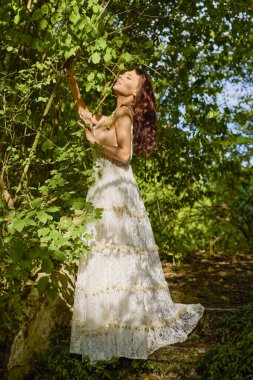 Merdivenlerde beyaz elbiseli güzel bir kadının portresi, sanatsal fotoğraf..