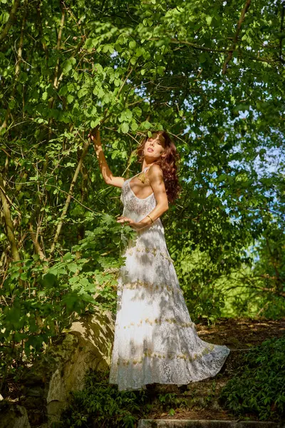 Merdivenlerde beyaz elbiseli güzel bir kadının portresi, sanatsal fotoğraf..