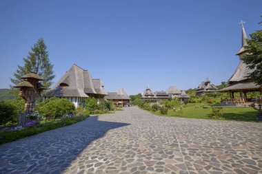 Romanya 'daki Maramures Romanya 12 Temmuz 2024' te Barsana Manastırı 'nı bir yaz günü ziyaret etti.