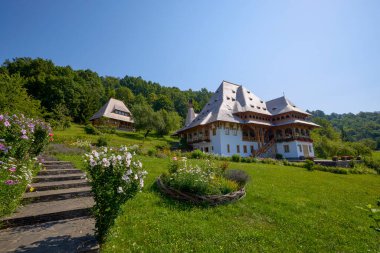 Romanya 'daki Maramures Romanya 12 Temmuz 2024' te Barsana Manastırı 'nı bir yaz günü ziyaret etti.