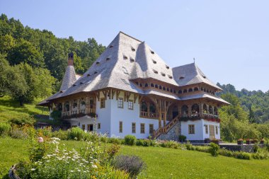 Romanya 'daki Maramures Romanya 12 Temmuz 2024' te Barsana Manastırı 'nı bir yaz günü ziyaret etti.