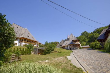 Romanya 'daki Maramures Romanya 12 Temmuz 2024' te Barsana Manastırı 'nı bir yaz günü ziyaret etti.