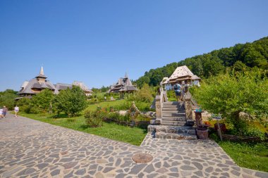 Romanya 'daki Maramures Romanya 12 Temmuz 2024' te Barsana Manastırı 'nı bir yaz günü ziyaret etti.