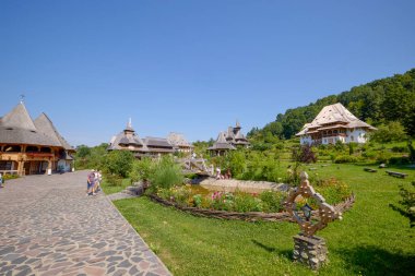 Romanya 'daki Maramures Romanya 12 Temmuz 2024' te Barsana Manastırı 'nı bir yaz günü ziyaret etti.
