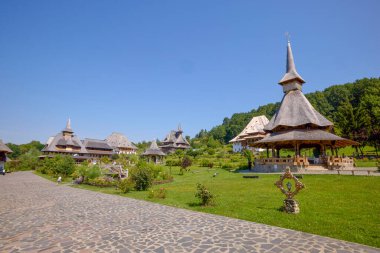 Romanya 'daki Maramures Romanya 12 Temmuz 2024' te Barsana Manastırı 'nı bir yaz günü ziyaret etti.