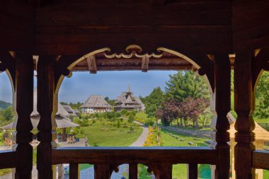 Romanya 'daki Maramures Romanya 12 Temmuz 2024' te Barsana Manastırı 'nı bir yaz günü ziyaret etti.