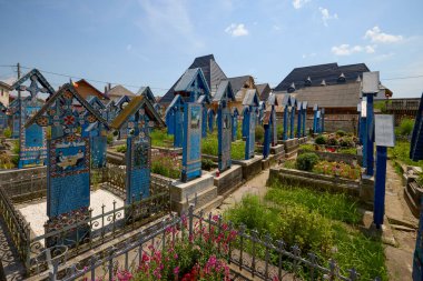 Sapanta Romanya 14 Temmuz 2024. Vesel Mezarlığı Sapanta Maramures County 'de bir mezarlıktır, parlak renkli mezar haçları ve saf resimleriyle ünlüdür..