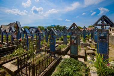 Sapanta Romanya 14 Temmuz 2024. Vesel Mezarlığı Sapanta Maramures County 'de bir mezarlıktır, parlak renkli mezar haçları ve saf resimleriyle ünlüdür..