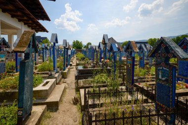 Sapanta Romanya 14 Temmuz 2024. Vesel Mezarlığı Sapanta Maramures County 'de bir mezarlıktır, parlak renkli mezar haçları ve saf resimleriyle ünlüdür..