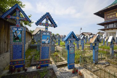 Sapanta Romanya 14 Temmuz 2024. Vesel Mezarlığı Sapanta Maramures County 'de bir mezarlıktır, parlak renkli mezar haçları ve saf resimleriyle ünlüdür..