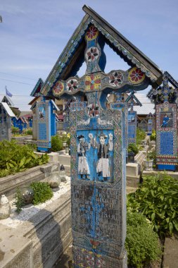 Sapanta Romanya 14 Temmuz 2024. Vesel Mezarlığı Sapanta Maramures County 'de bir mezarlıktır, parlak renkli mezar haçları ve saf resimleriyle ünlüdür..