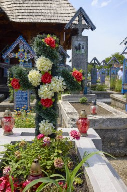 Sapanta Romanya 14 Temmuz 2024. Vesel Mezarlığı Sapanta Maramures County 'de bir mezarlıktır, parlak renkli mezar haçları ve saf resimleriyle ünlüdür..