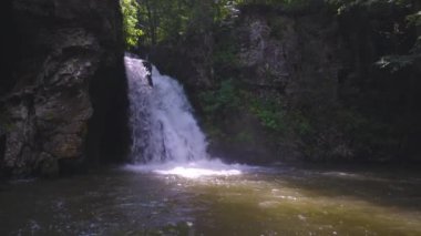 4k Sipot şelaleli, Maramures dağlarından, Romanya gerçek zamanlı.