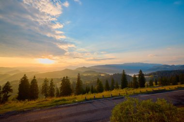 Romanya 'nın Karpat Dağları' ndan Piatra Craiului dağlarıyla gün batımında manzara.
