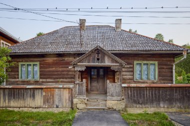 Maramures, Romanya 'dan farklı geleneksel evlere sahip peyzaj, ağırlıklı olarak ahşaptan yapılmış evler.