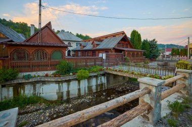 Maramures, Romanya 'dan farklı geleneksel evlere sahip peyzaj, ağırlıklı olarak ahşaptan yapılmış evler.