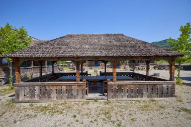 Maramures, Romanya 'dan farklı geleneksel evlere sahip peyzaj, ağırlıklı olarak ahşaptan yapılmış evler.