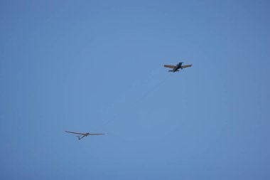 Eğitim için planör çeken küçük bir uçak..