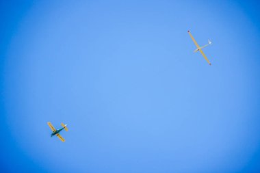 Eğitim için planör çeken küçük bir uçak..