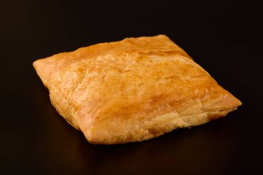 (Siyah arka plandaki masada peynirli turta..