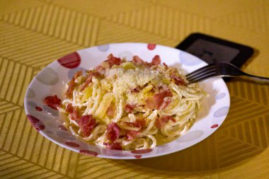 Bir tabak Carbonara pastırmalı makarna..
