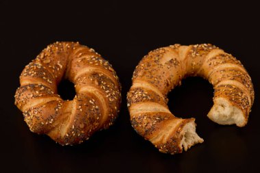 Siyah arka plandaki masada karışık tohumlu kraker.