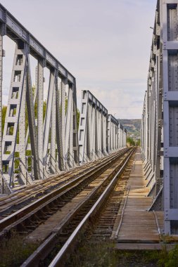Eski metal bir demiryolu köprüsünün görüntüsü