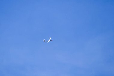 Gün boyunca gökyüzünde bir Planör