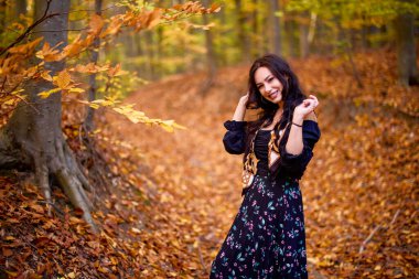 Ormanda sonbaharda güzel bir kadının portresi.