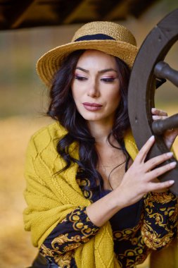 Sonbaharda şapkası ve battaniyesi olan güzel bir kadının portresi.