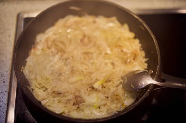 Fırında kızarmış soğan tavası.