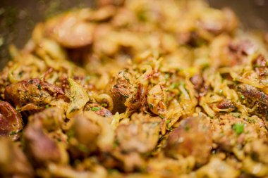 Tavuk ciğeri, soğan, sarımsak ve dereotlu bir tava.