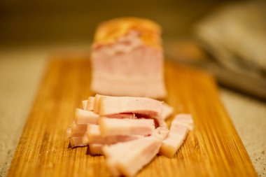 pişmemiş domuz pastırması masanın üzerine dilimlenmiş